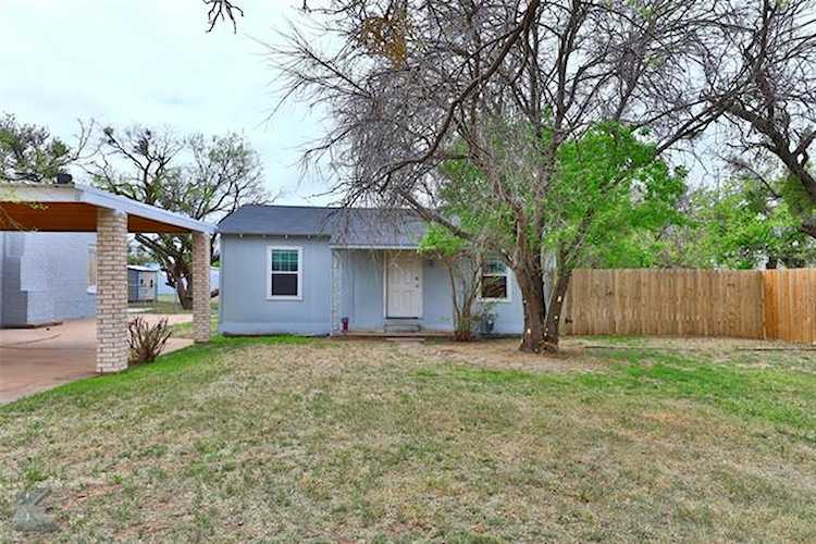 216 South Street Tye, TX 79563