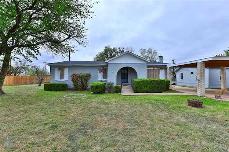 218 South Street Tye, TX 79563
