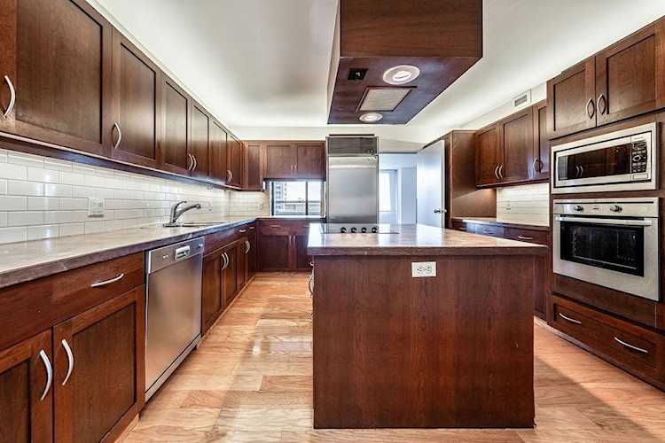 500 Eau Claire Ave SW #701E Calgary, AB T2P3R8