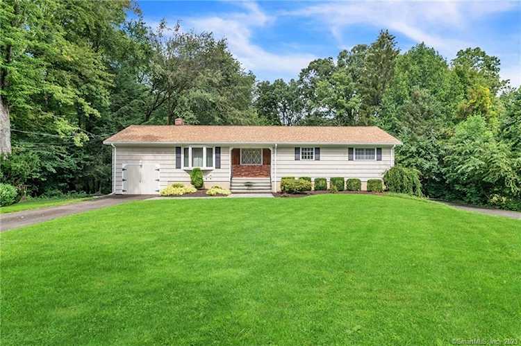 20 Twin Brook Dr Shelton, CT 06484
