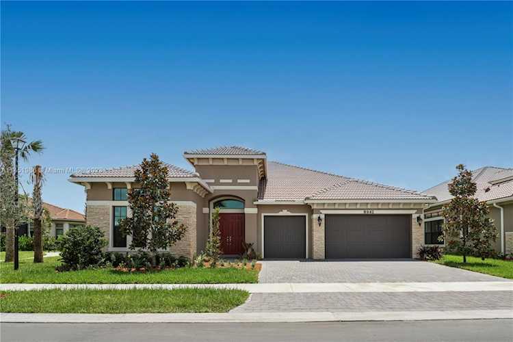 8942 W Bastille Cir W Parkland, FL 33076