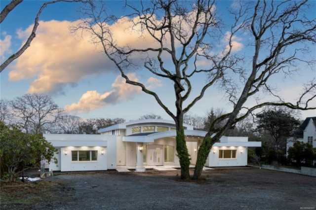 3355 Midland Rd Oak Bay, BC V8R 6G7