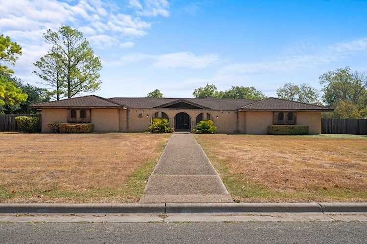 800 Cibilo ST Lockhart, TX 78644