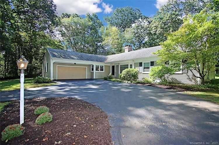 676 Royal Ln Orange, CT 06477