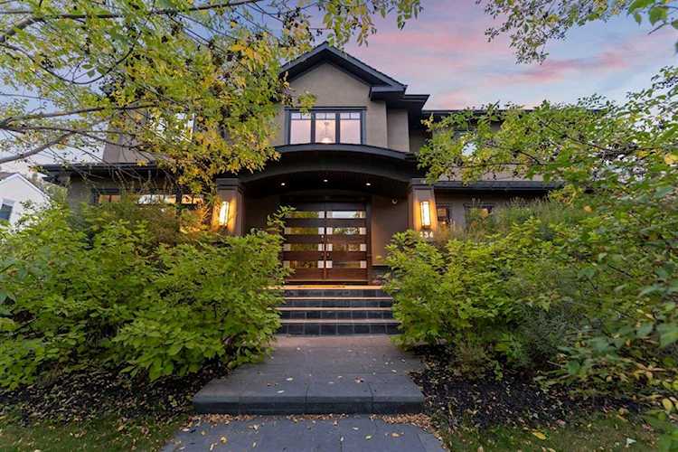 434 29 Ave NE Calgary, AB T2E 2C5