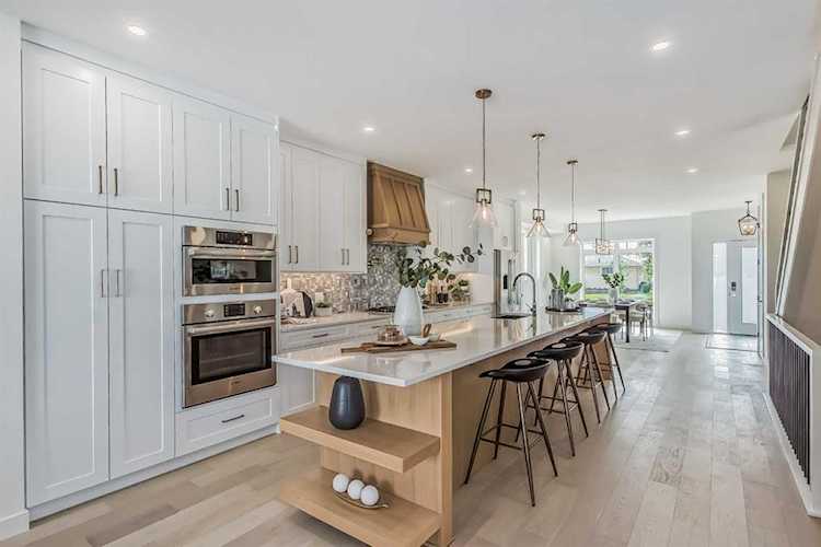 2326 26 Ave NW Calgary, AB T2M 2G7