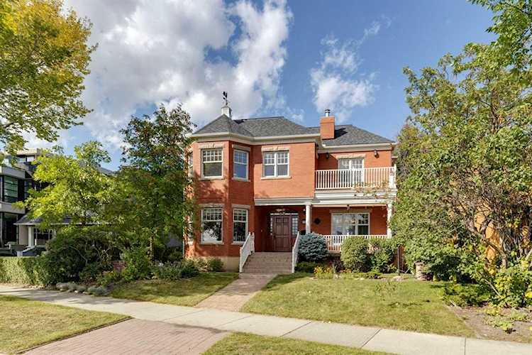 524 Crescent Rd NW Calgary, AB T2M 4A5