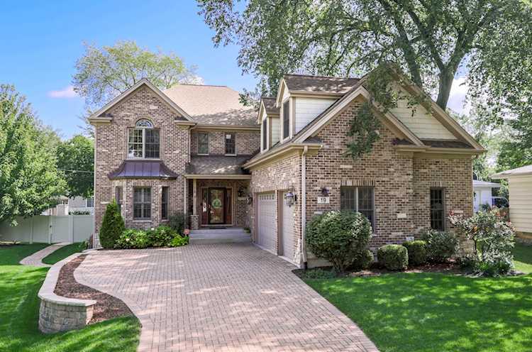 19 Westend Ave Westmont, IL 60559