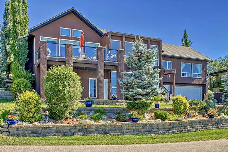 86 Slopes Point SW Calgary, AB T3H3Y9