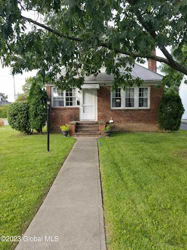 25 Fordham Ct Albany, NY 12209