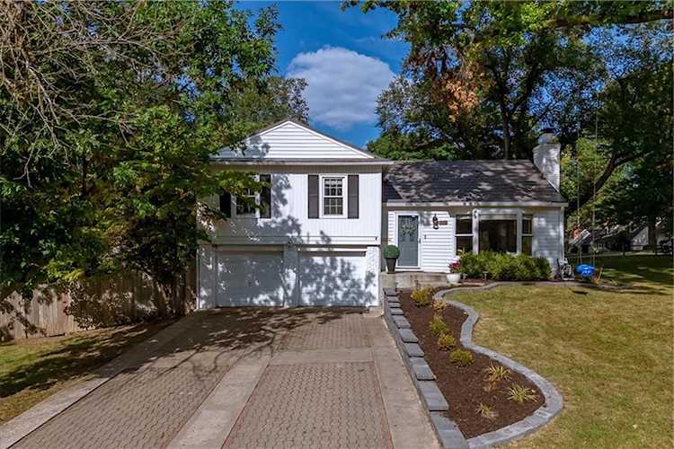 7709 Briar Dr Prairie Village, KS 66208