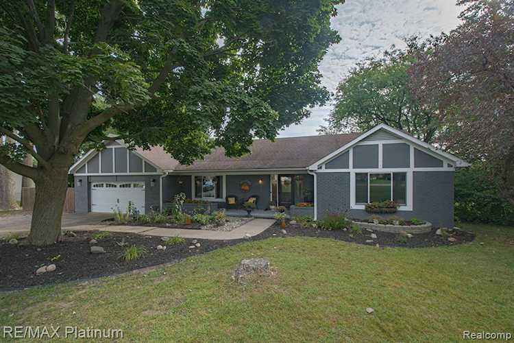 13503 N Fenton Rd in Fenton Twp, MI Photo 1