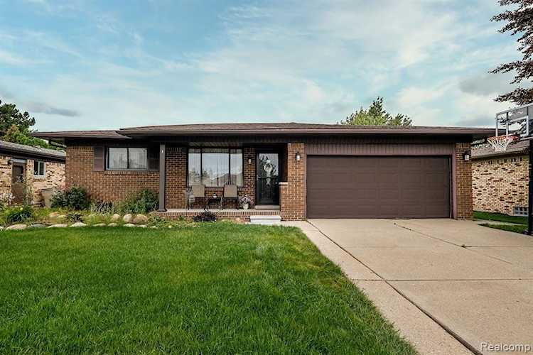 15749 Robert Dr Macomb, MI 48044