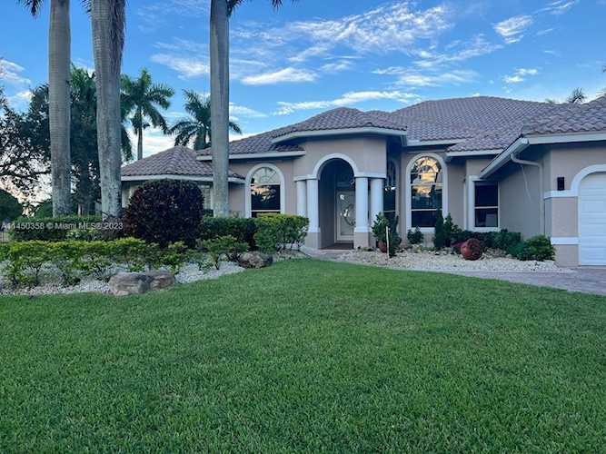 2534 Poinciana Dr Weston, FL 33327