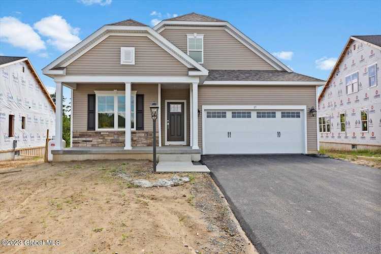 17 Magnolia Dr Halfmoon, NY 12065