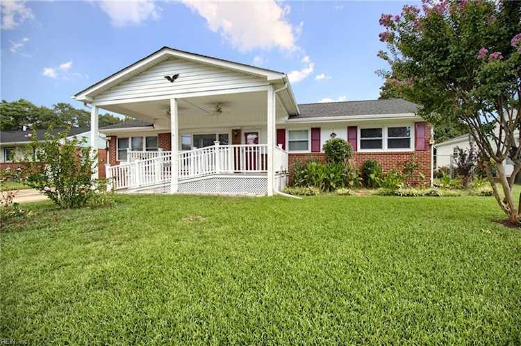 28 Lynnhaven Dr Hampton, VA 23666