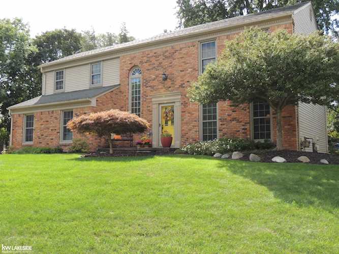 900 Ravine Terrace Dr Rochester Hills, MI 48307