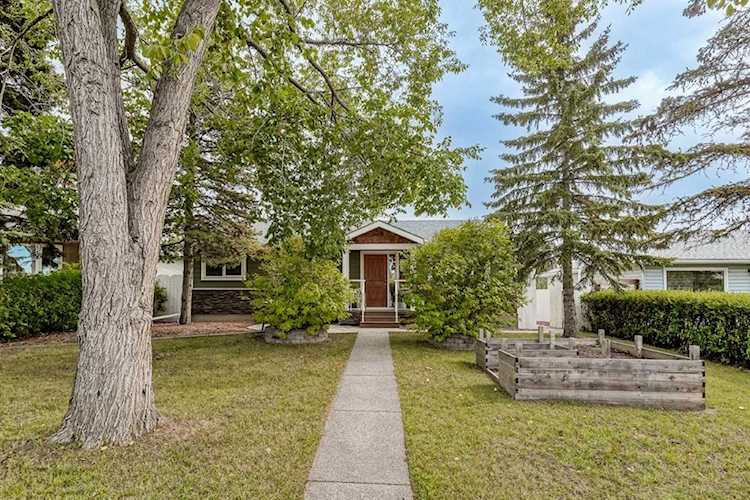 4912 45 St SW Calgary, AB T3E 3W4