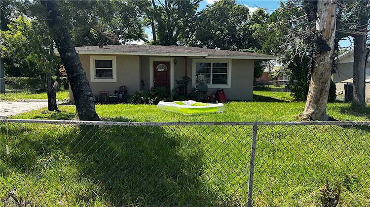 3762 Edison Ave Fort Myers, FL 33916