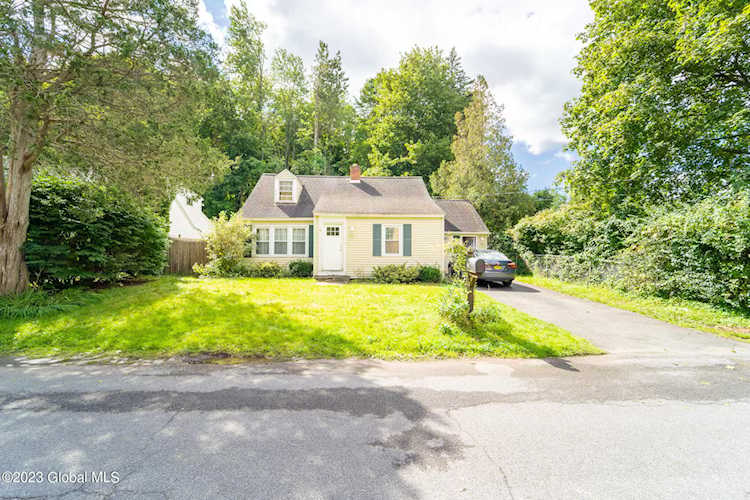 16 Hillside Dr Wynantskill, NY 12198