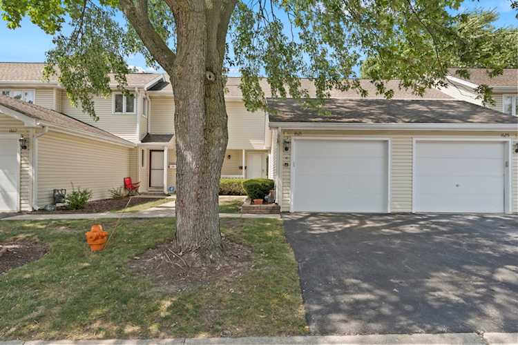 1621 Augusta Dr Naperville, IL 60563