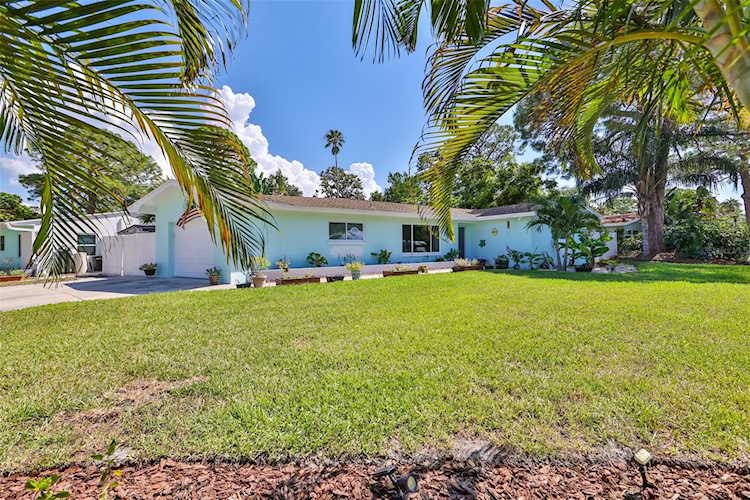 1853 Santa Barbara Dr Dunedin, FL 34698