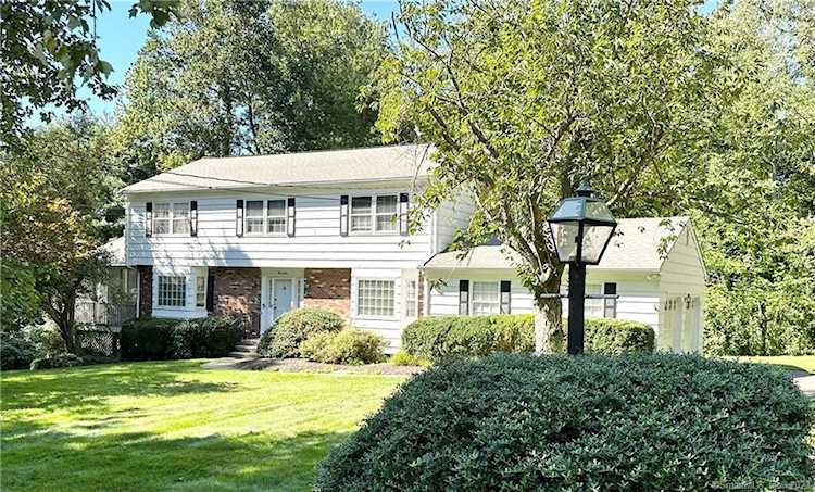 32 Longmeadow Rd Trumbull, CT 06611
