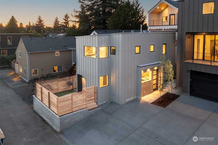 719 N 80th St Seattle, WA 98103