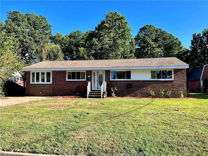 17 Azalea Dr Newport News, VA 23602