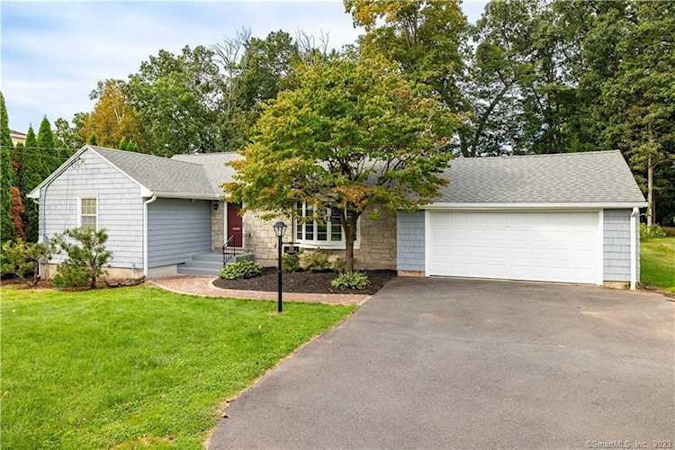 205 Ridgewood Rd West Hartford, CT 06107