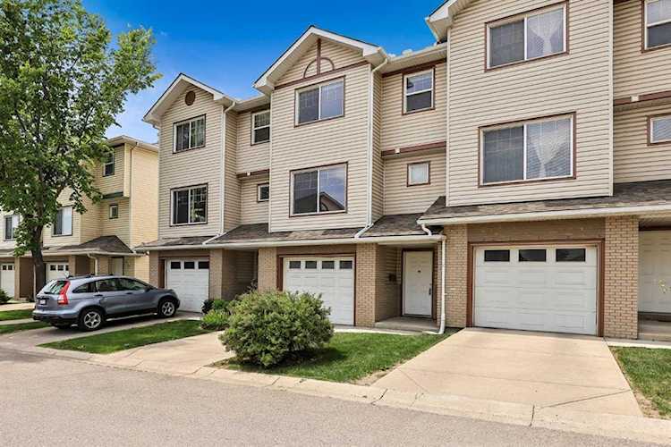 90 Dover Mews SE Calgary, AB T2B 0P6