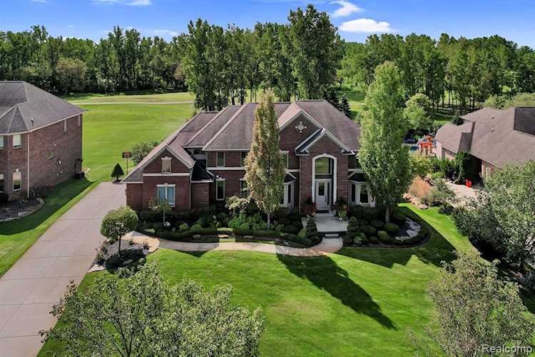 6398 Par 4 Ln Washington, MI 48095