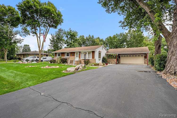 52550 Brentwood Dr Shelby Twp, MI 48316