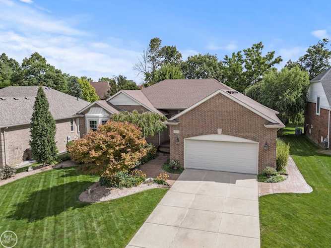 55076 Woods Ln Shelby Twp, MI 48316