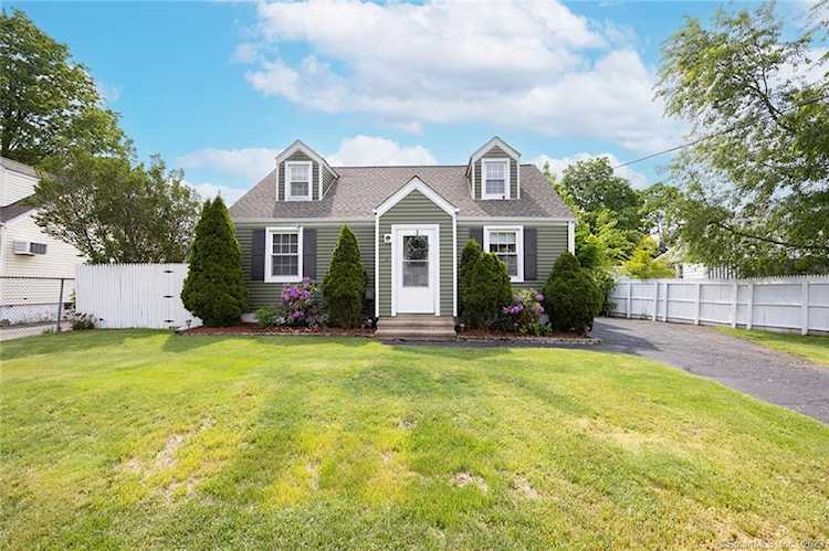 35 Guilford Ct East Haven, CT 06512 | MLS 170597398 Photo 1
