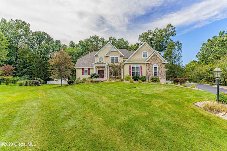 8 Wildberry Court Ct Clifton Park, NY 12065