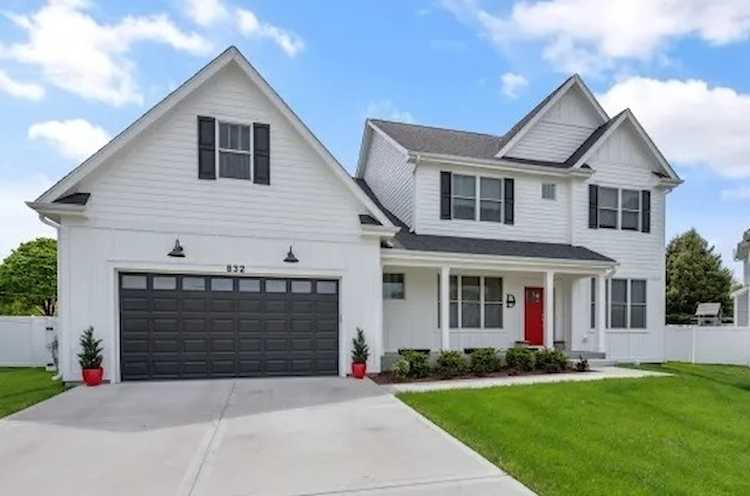 831 Avon Ct Glen Ellyn, IL 60137