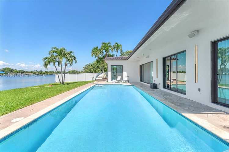 21100 NE 25th Ct Miami, FL 33180