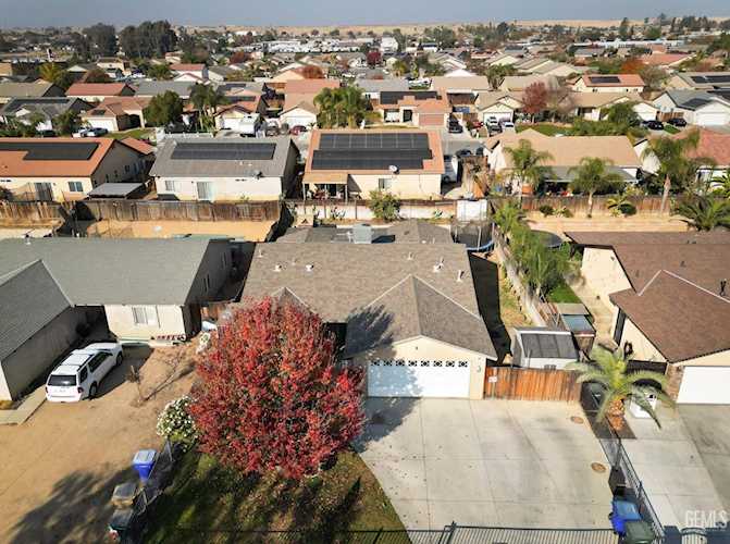 8502 Rosewood Avenue Bakersfield, CA 93306