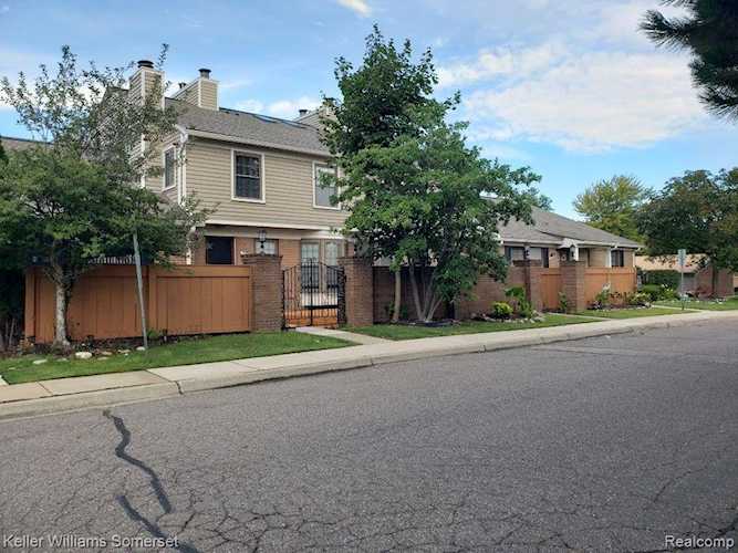 39975 Crosswinds Novi, MI 48375