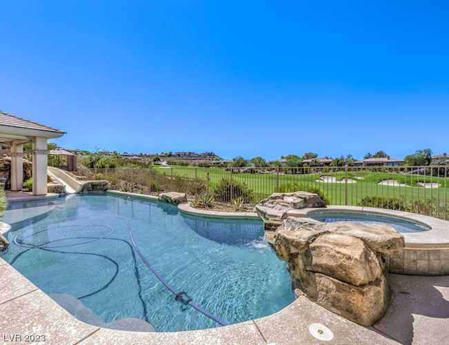 19 Club Vista Dr Henderson, NV 89052
