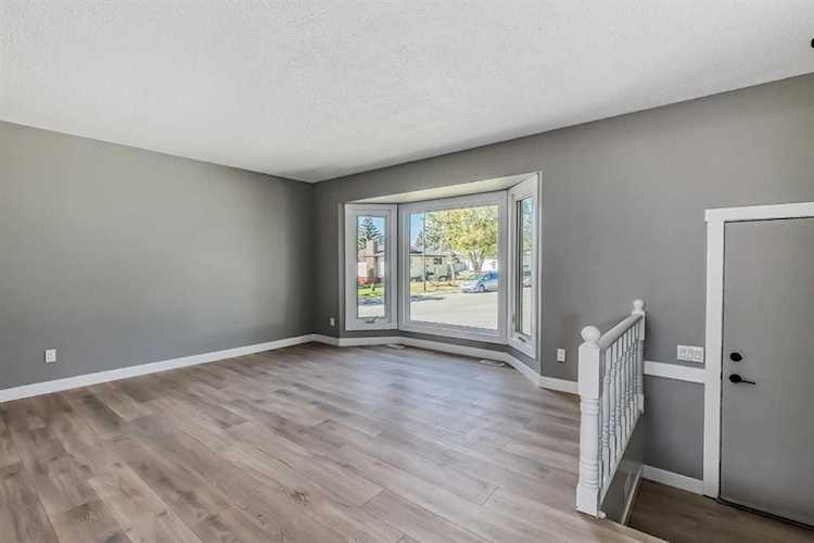 304 Manora Rise NE Calgary, AB T2A 4S2