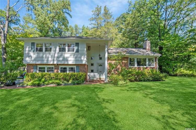 251 Steamboat Rd Great Neck, NY 11024