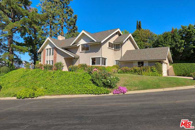 3592 Alana Dr Sherman Oaks, CA 91403