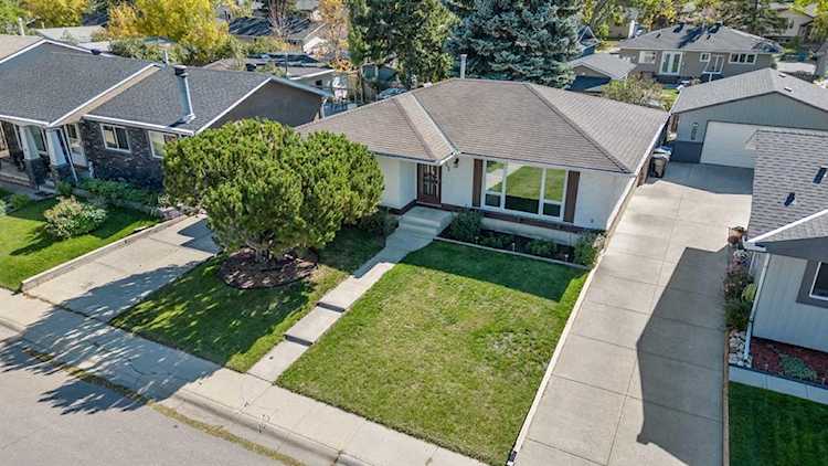 111 Lynnview Way SE Calgary, AB T2C 1T4