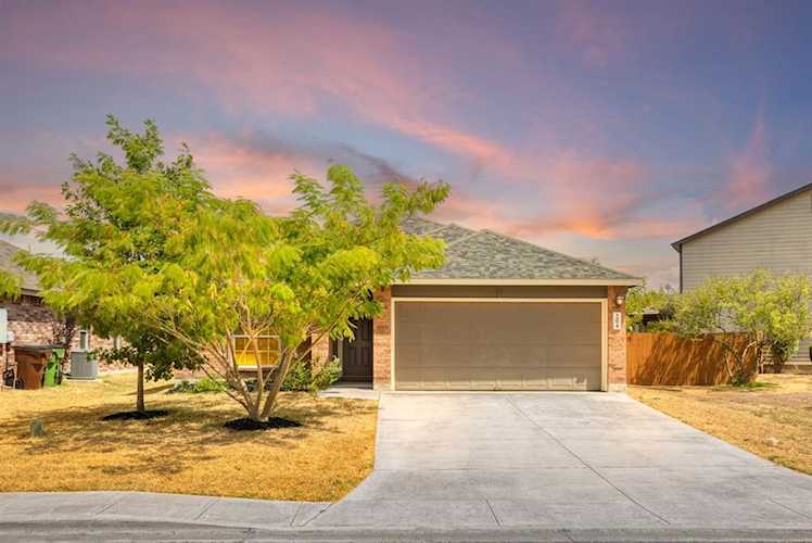 204 N Windridge DR Lockhart, TX 78644