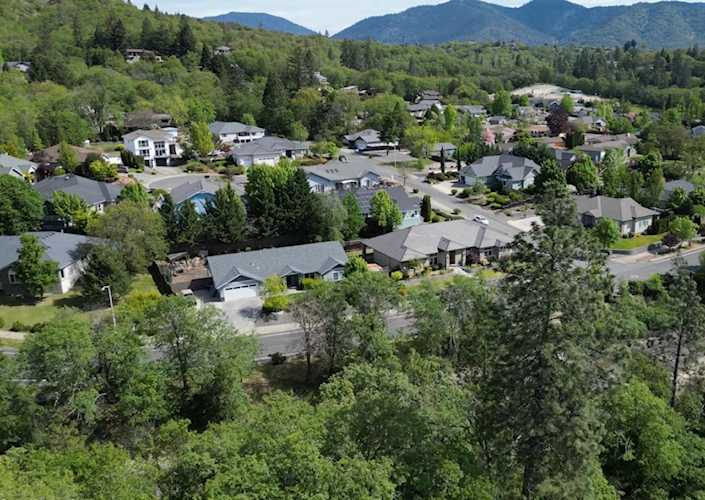 100 NW Fall Run Dr Grants Pass, OR 97526