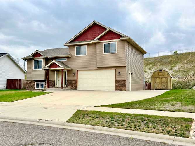 17 NW 30th St Minot, ND 58703