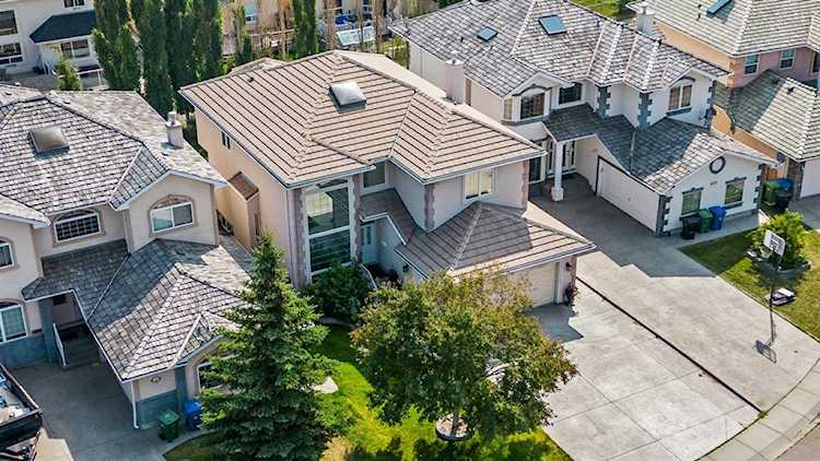 229 Coral Shores Cape NE Calgary, AB T3J3T8