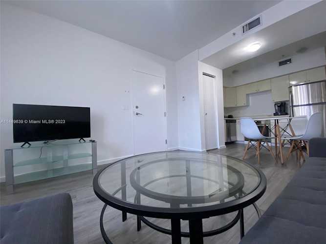 810 7th St #103 Miami Beach, FL 33139